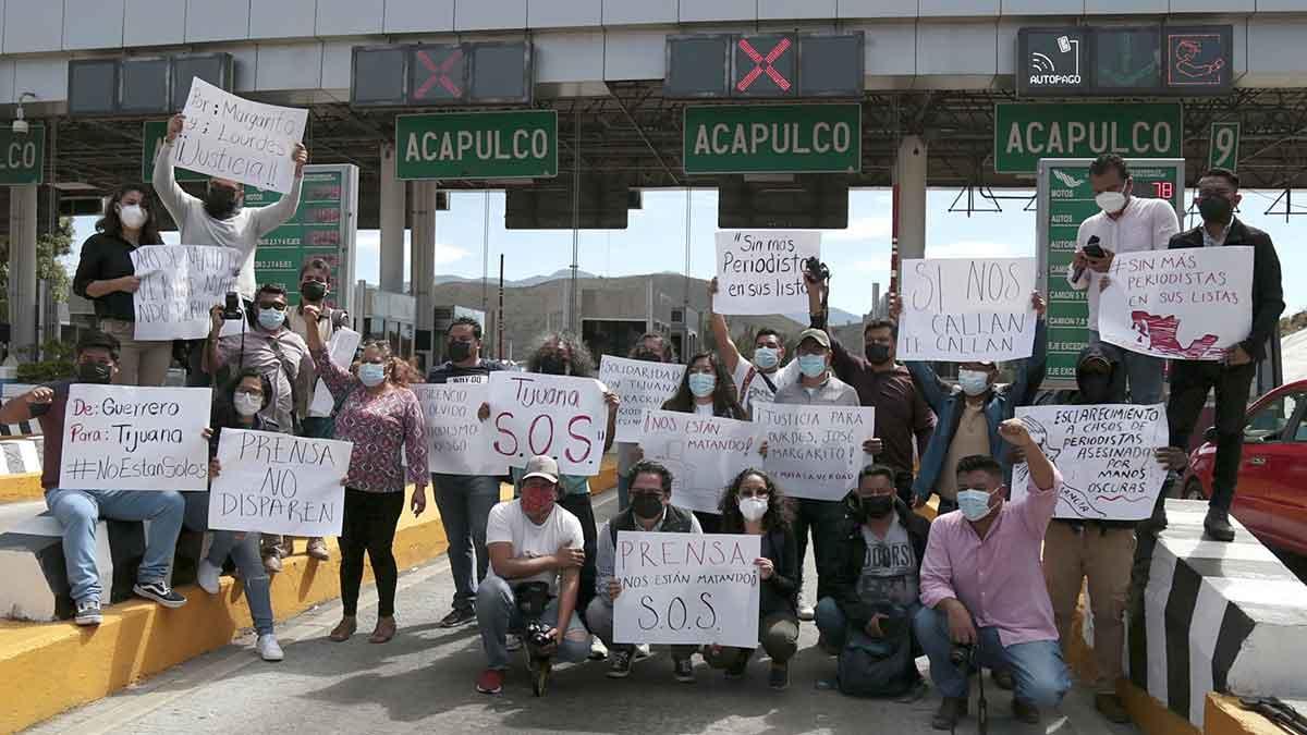 Periodistas de diferentes medios de comunicación protestan en la caseta de Palo Blanco, en la Ciudad de Chilpancingo, estado de Guerrero (México).