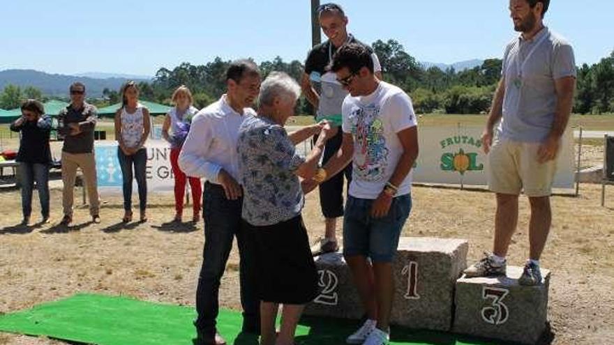 Celsa Fernández entrega una medalla en la pista de Pontellas.  // D.P.