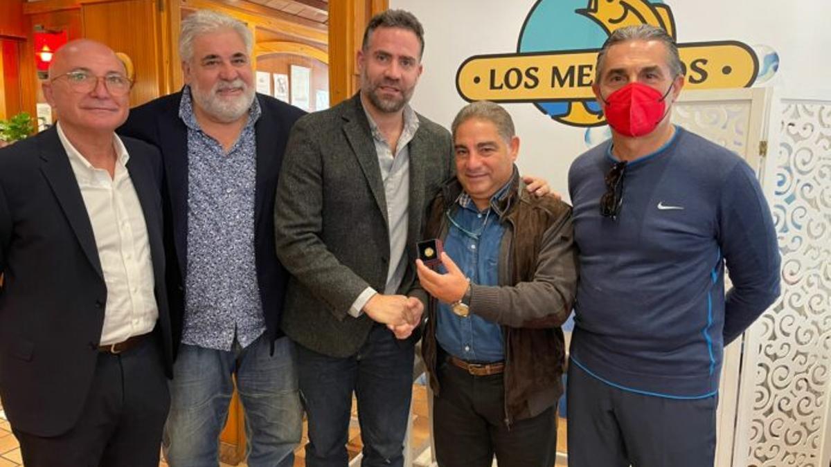 Carlos Cabezas recibió la insignia de oro de Radio Marca Málaga.