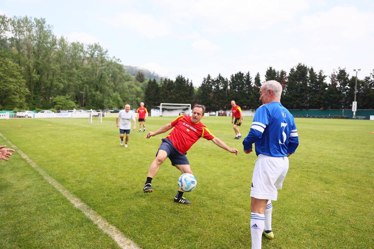 En imágenes: Los héroes que levantaron el único título de la historia del Real Oviedo se reencuentran 41 años después: así fue la "histórica y divertida" reunión