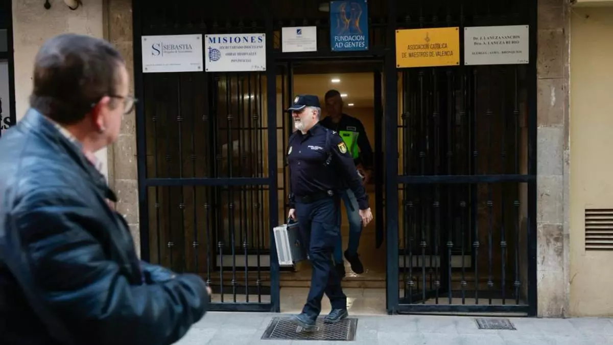 El fiscal imputa asesinato al 迆nico encarcelado por asfixiar al can車nigo em谷rito de la catedral de Valencia