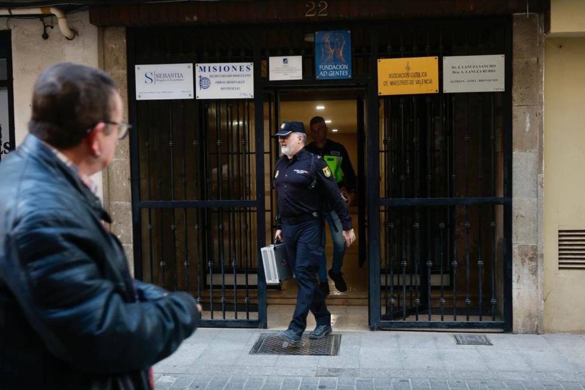 La Policía Científica inspecciona el domicilio del canónigo asesinado