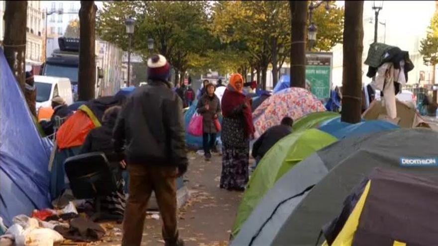 Inmigrantes desalojados de Calais, duermen en las calles del centro de París