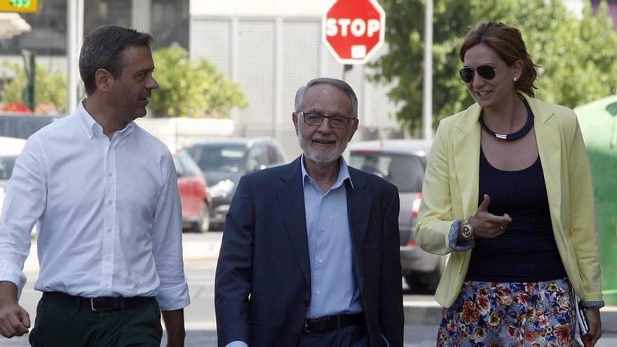 Marcos Ortuño, Francisco Celdrán y Patricia Fernández, los tres negociadores del PP, antes de la segunda reunión con Ciudadanos.