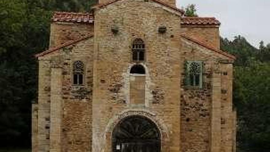 Fachada de San Miguel de Lillo.