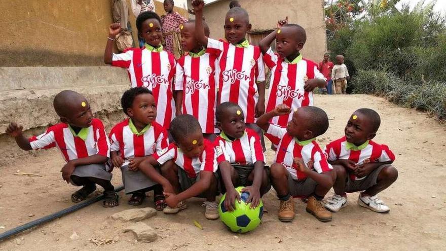 El Sporting cede material deportivo al proyecto &quot;Inshti&quot; de la localidad africana de Kibuye