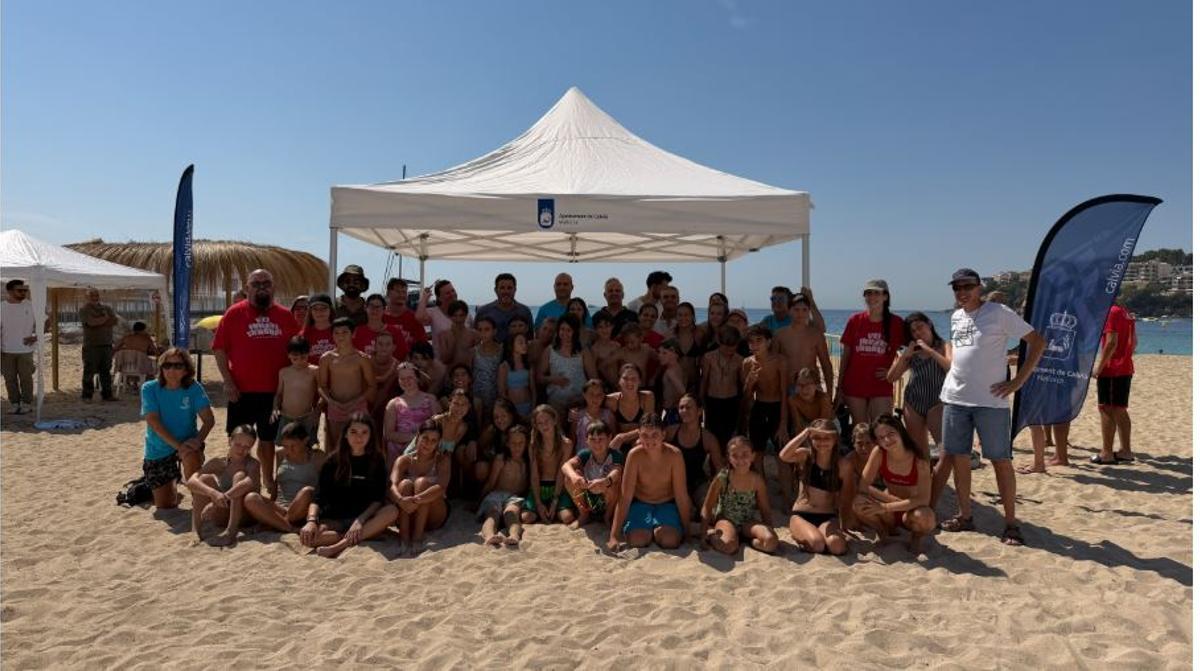 Foto de familia de los participantes en el acto de este viernes, en la playa de Magaluf