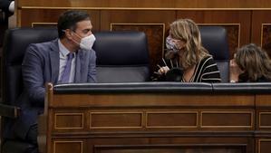 El presidente del Gobierno, Pedro Sánchez, y la vicepresidenta segunda, Yolanda Díaz, durante un pleno del Congreso.