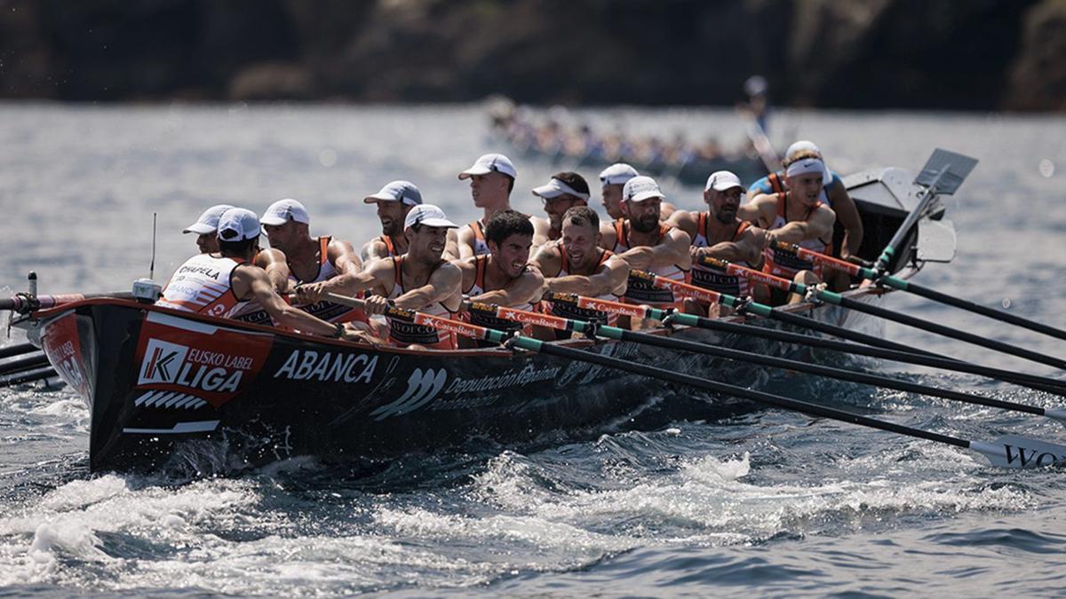 La Arealonga sufrió en el mar abierto de Lekeitio, pero supo aguantar el tiró para acabar reduciendo casi al mínimo los daños. |