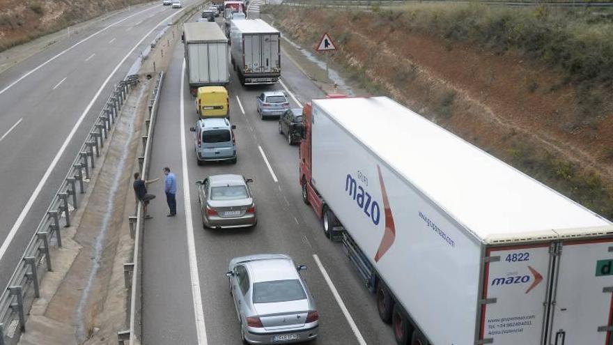 Cortan un carril de la A-7 en Nules por un accidente múltiple