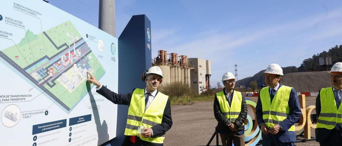 El director de aceleración de proyectos de EDP España, Paulo Villamil, muestra un plano con el proyecto de hidrógeno verde de la central de Aboño, en presencia de Francisco Blanco, secretario de Industria, el pasado abril.