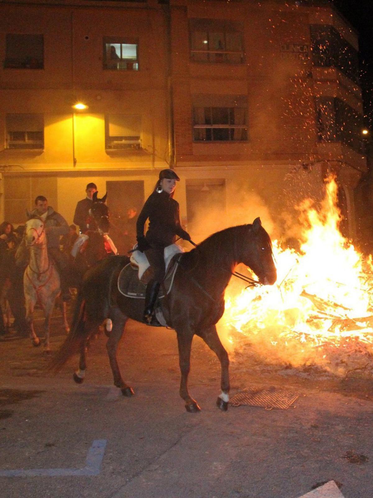 Las hogueras son uno de los actos más tradicionales de la celebración de Sant Antoni en toda la provincia.