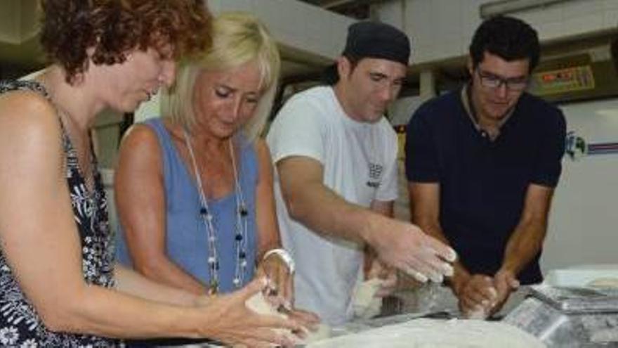Neus Piniella, Àngels Sallés, Jordi Sánchez (el forner d&#039;El Cruixent) i Jordi Pellicer provant de fer pa, ahir