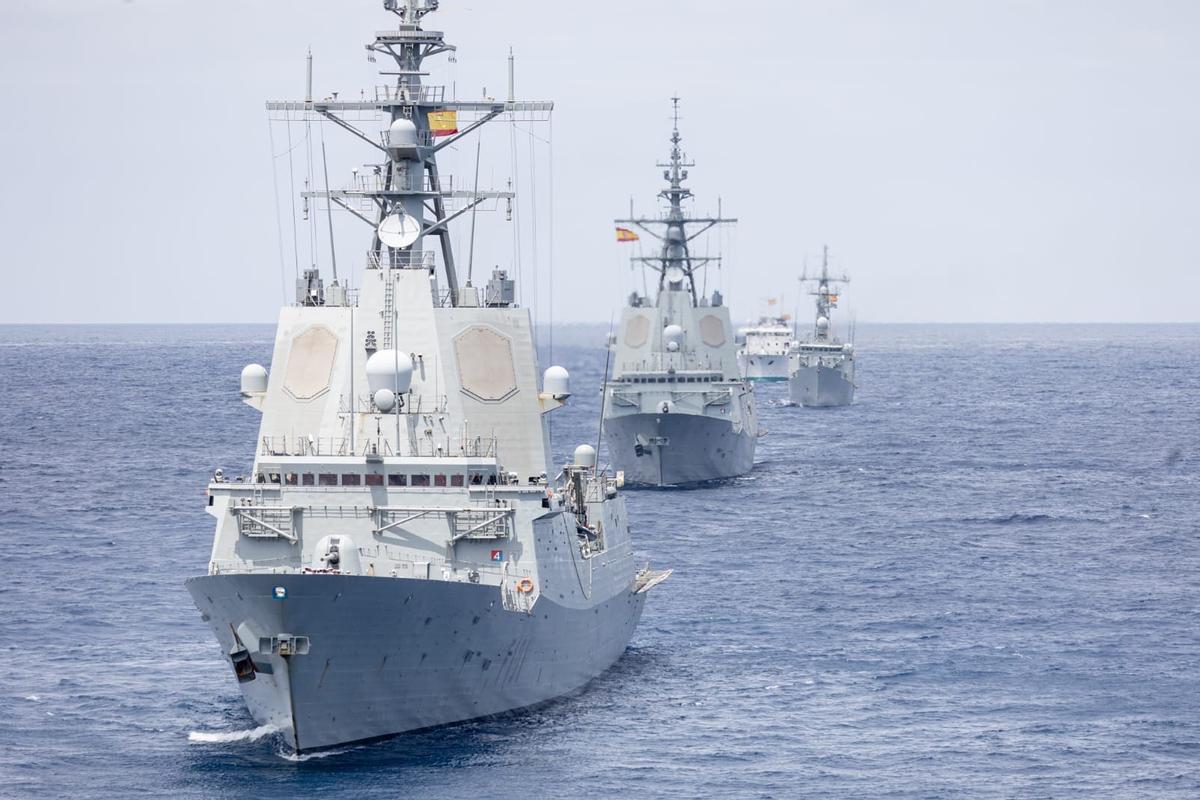 Cuatro de los barcos participantes en este entrenamiento, en formación