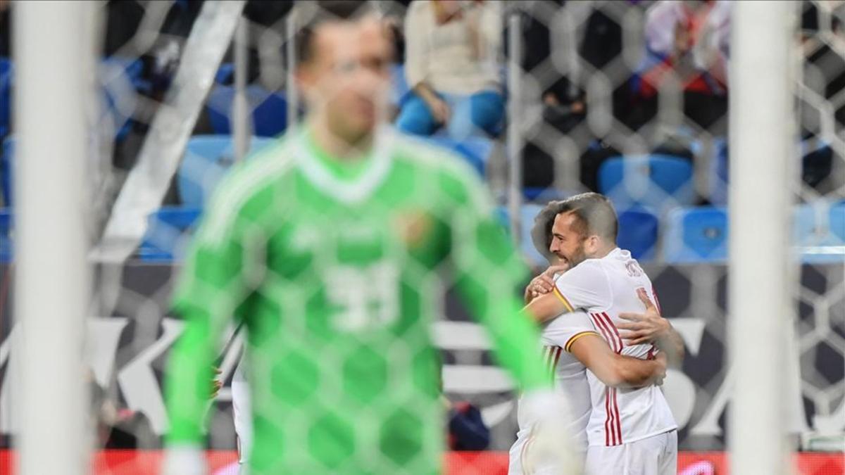 Jordi Alba celebra el primer gol en San Petesburgo