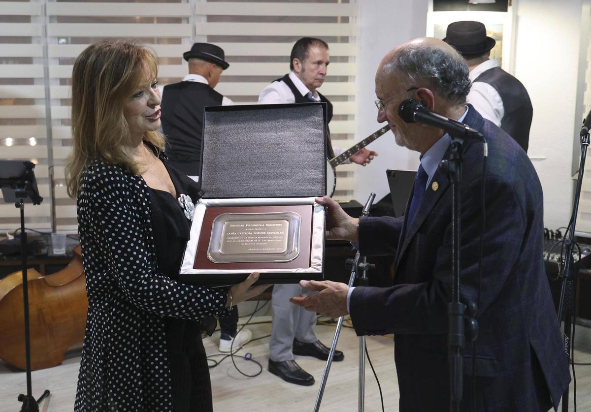 La presidenta de la bodega Marqués de Cáceres recibió una placa conmemorativa.