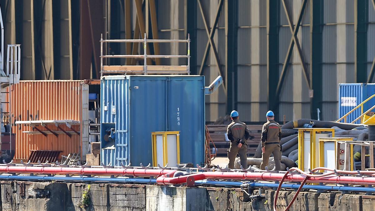 Dos trabajadores de Barreras caminando ayer en las instalaciones.