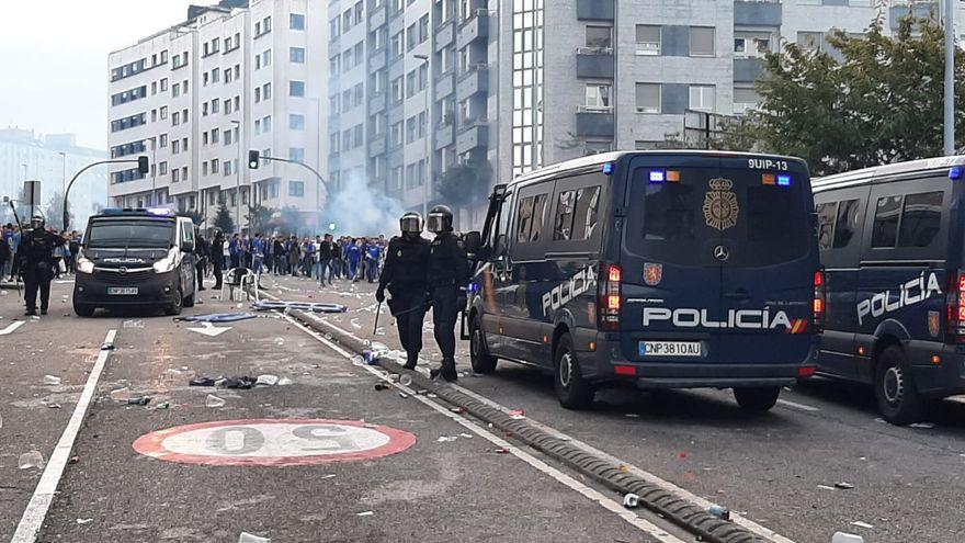 Dos detenidos y varios heridos tras una carga policial contra la afición del Oviedo