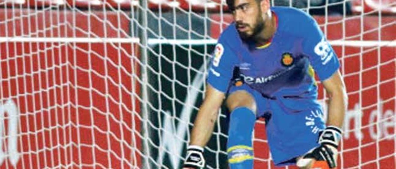 Roberto Santamaría encaja el primer gol del Nàstic.