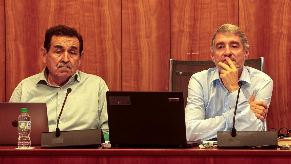Manuel Mestre (Vox) y el alcalde Pepe Vegara (PP), en el pleno de Orihuela