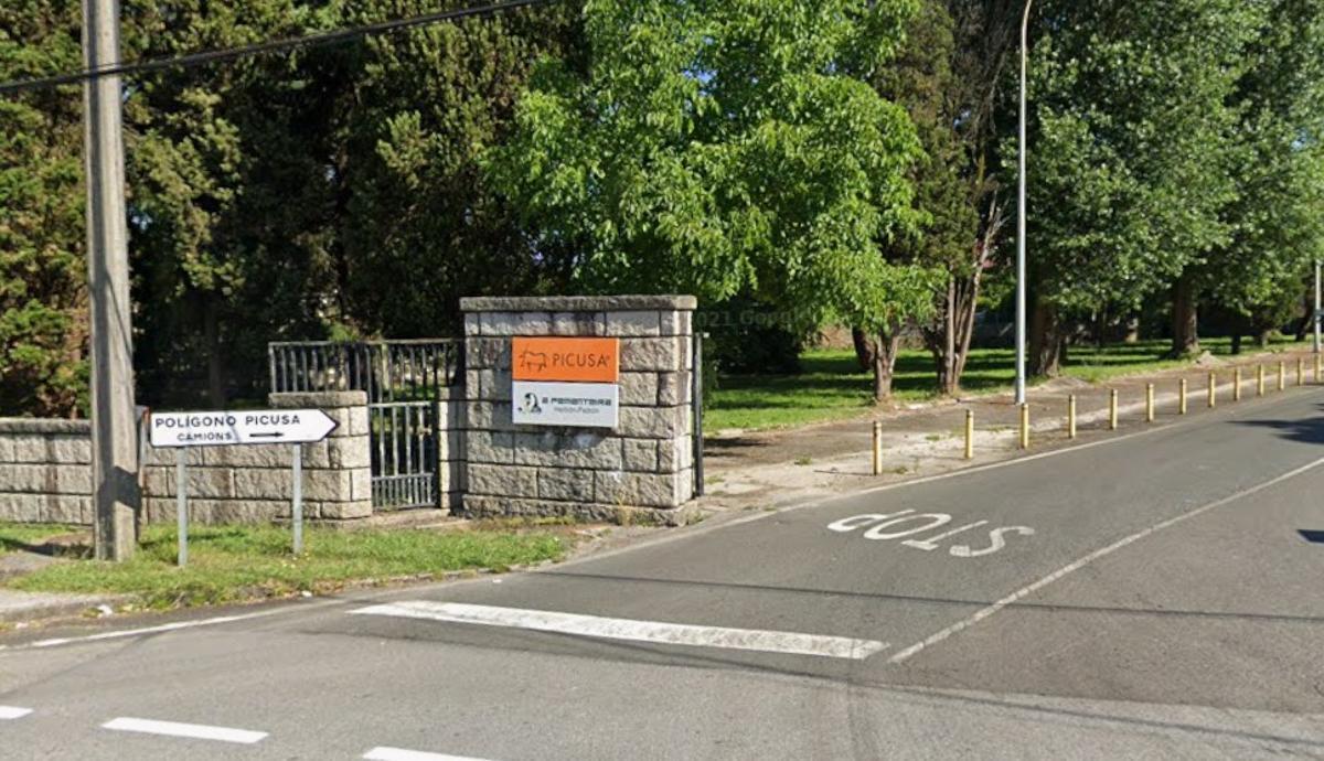 Una de las entradas del polígono de Picusa, en Padrón