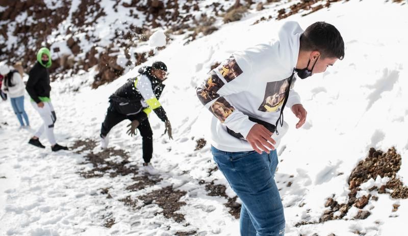 Los tinerfeños disfrutan de la nieve en el Teide