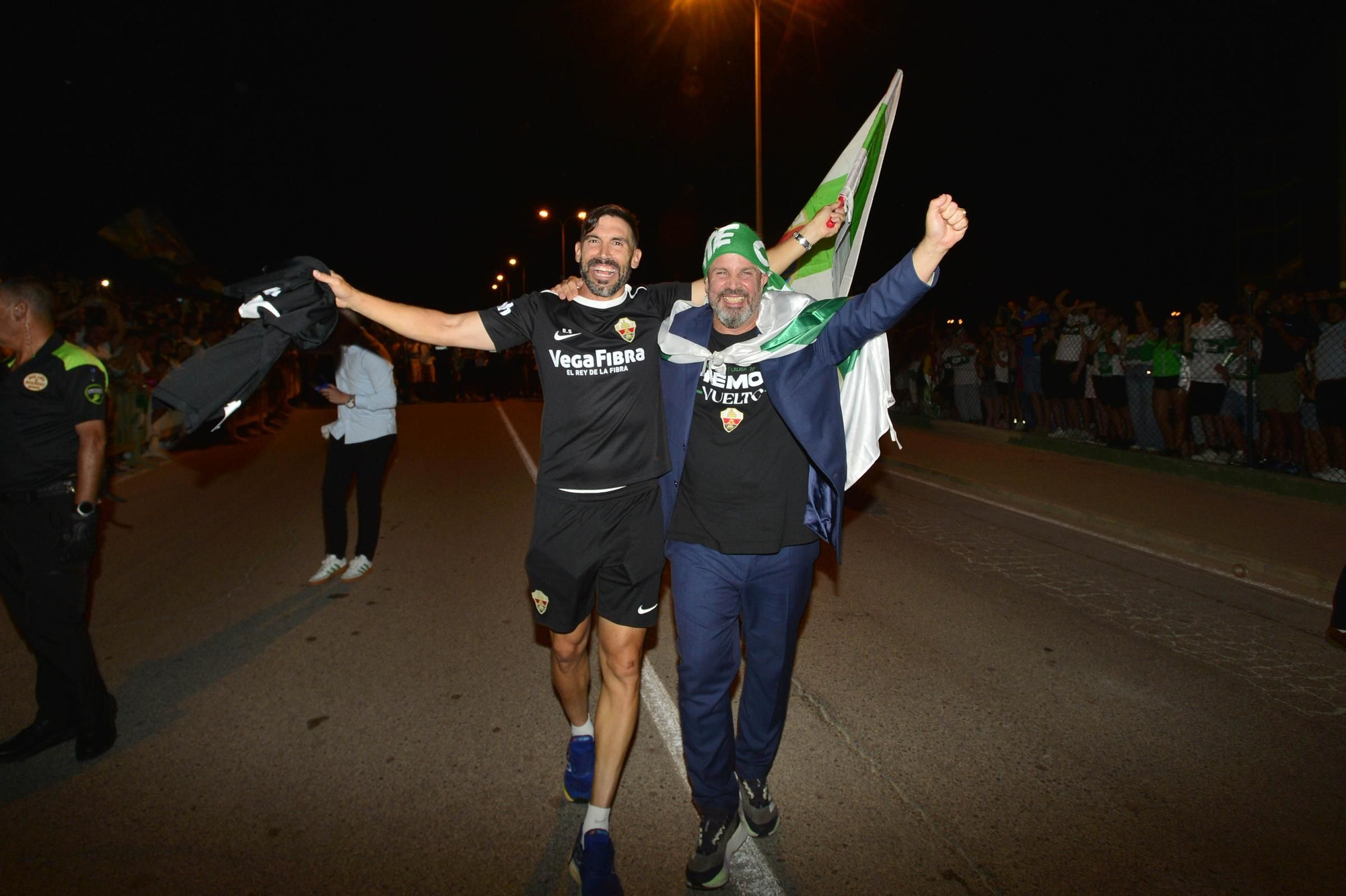La afición del Elche recibe a los héroes del ascenso a su llegada al Martínez Valero