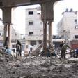 Varias personas, junto alos escombros de una mezquita destuida en un ataque de Israel en Rafah.
