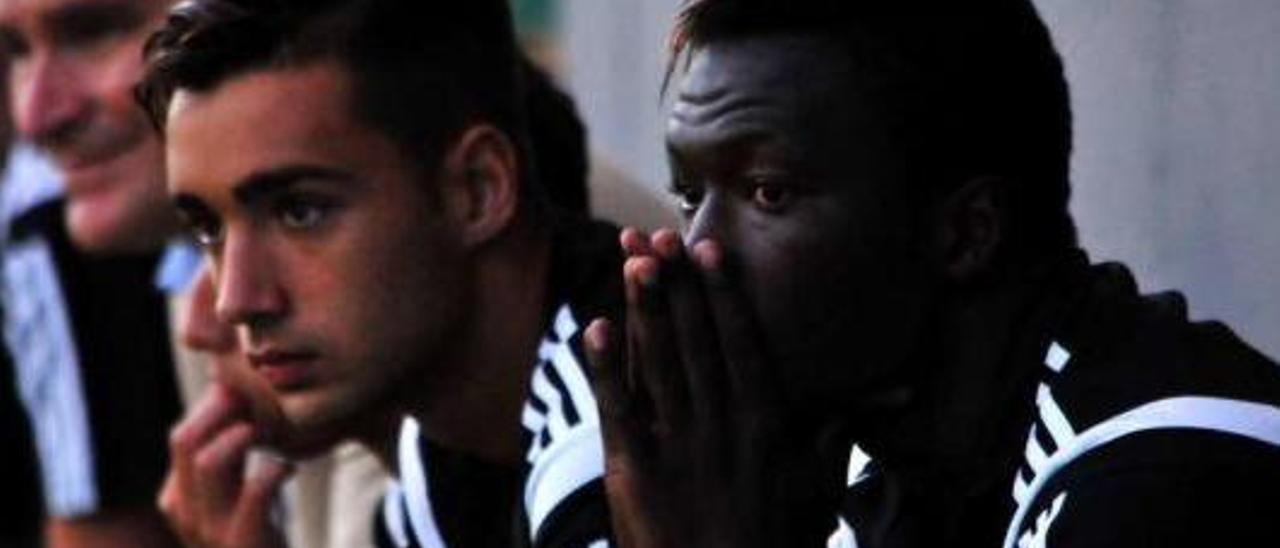 Brais Méndez y Pape Cheikh, en el banquillo del Celta durante un partido amistoso ante el Braga la pasada pretemporada. // Iñaki Abella