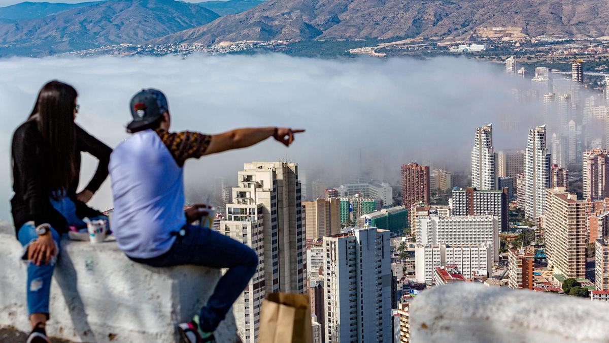 La niebla devora los rascacielos de Benidorm