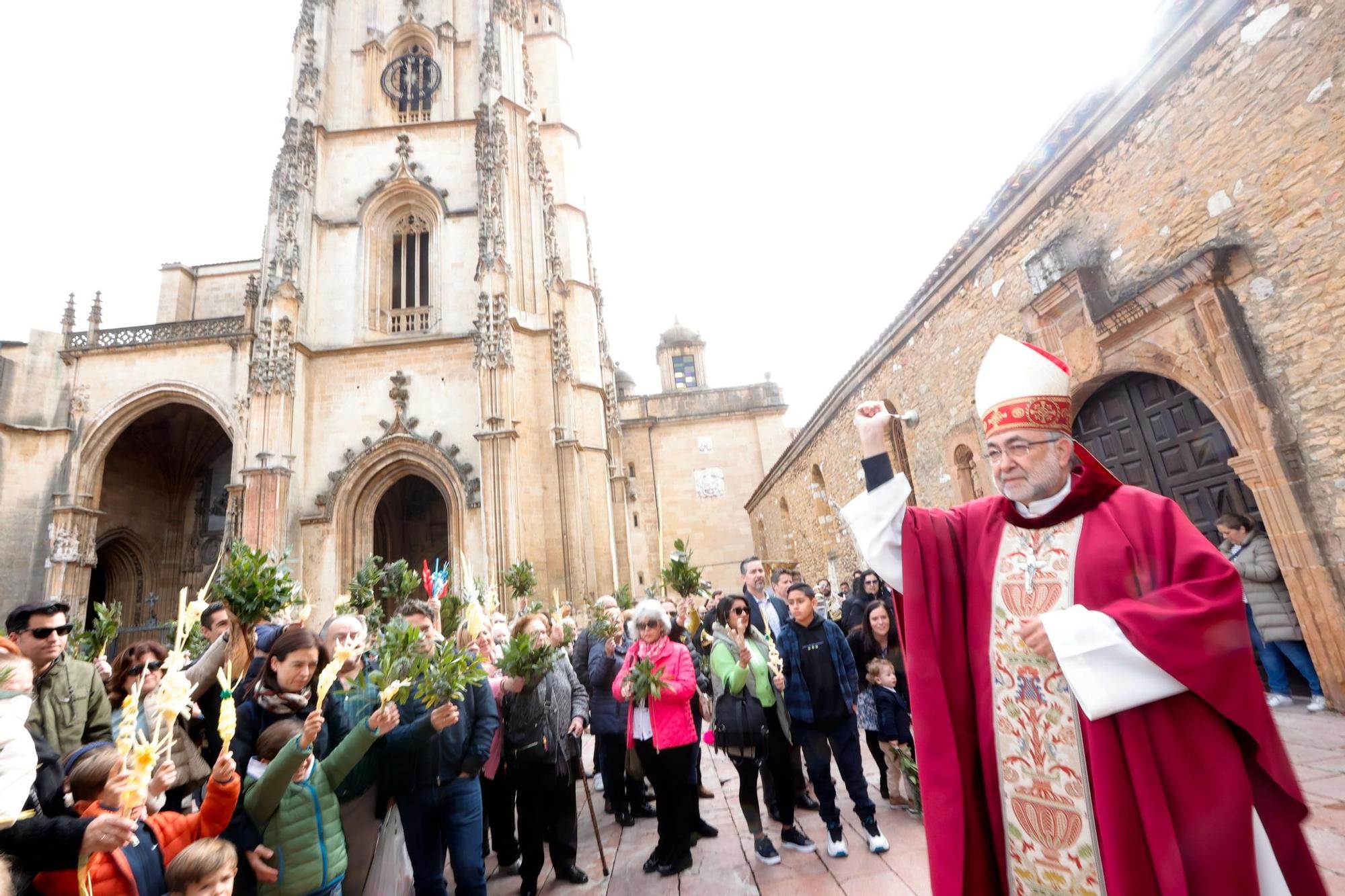 Procesión y bendición de las palmas en la Catedral.