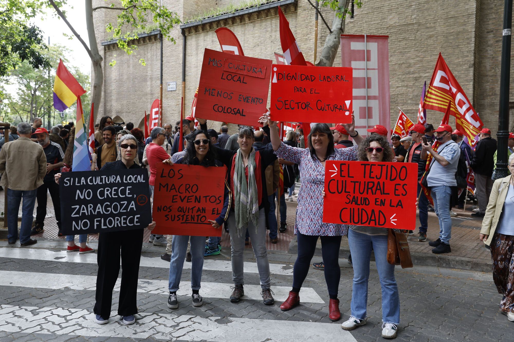 ZARAGOZA, 01/05/2025.- Manifestación con motivo de Día del Trabajo bajo el lema "Protegiendo lo conquistado, ganando el futuro", este jueves en Zaragoza. EFE/ Javier Cebollada