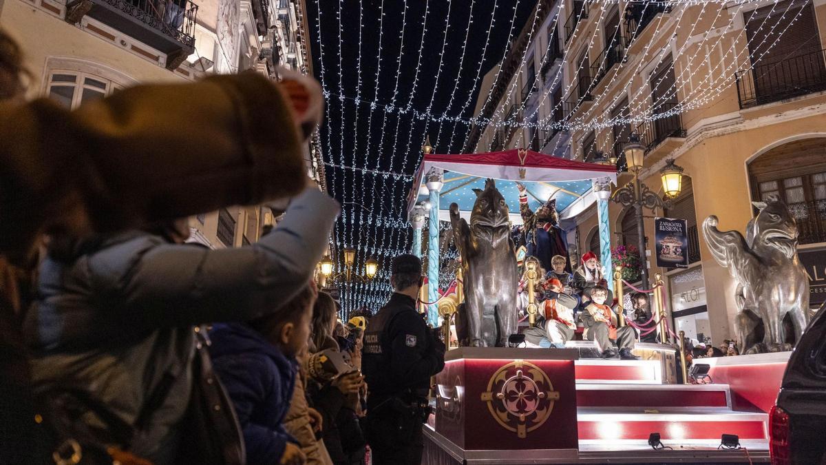 Niños en una de las carrozas de los Reyes Magos en la Cabalgata de 2025.
