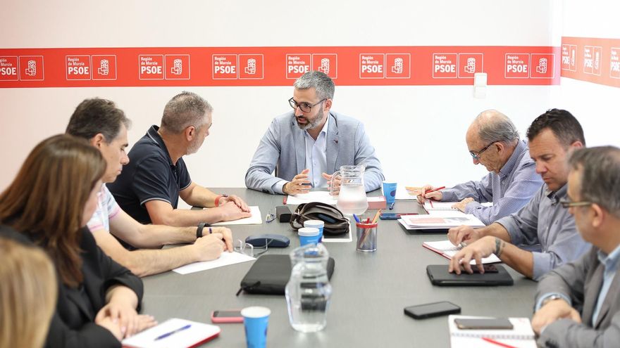 Lucas apuesta por el trasvase, la desalación y la modernización de regadíos en una reunión con UPA