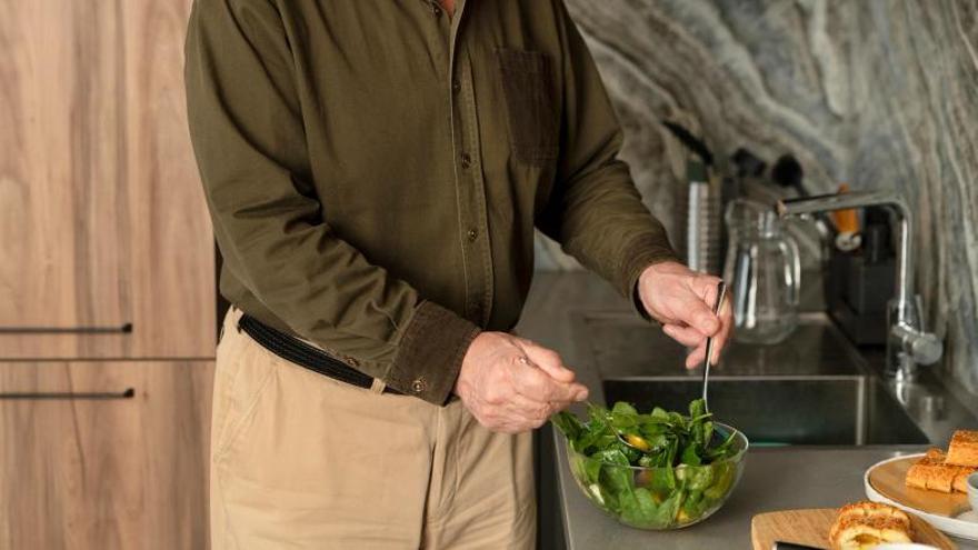 Un home gran a la cuina