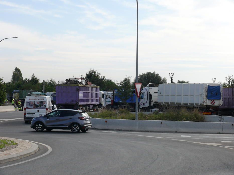 Atasco monumental en la entrada a Son Reus por un camión volcado