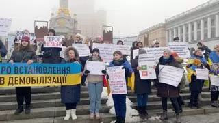 Protesta de familiares de soldados ucranianos en Kiev: "Quiero que mi marido vuelva del frente, está exhausto"