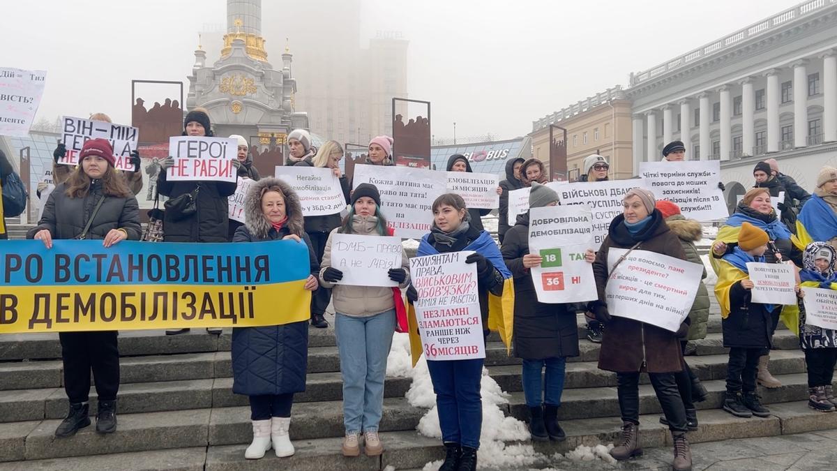 Protesta de mujeres ucranianas en Kiev para reclamar que sus maridos regresen del frente