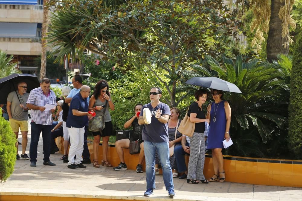 Nueva protesta de los funcionarios para exigir el pago de la productividad a las puertas del ayuntamiento de Torrevieja