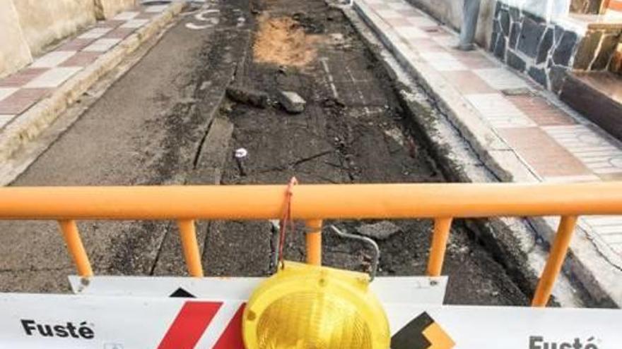 Uns danys en la xarxa d&#039;aigua potable retarden  les obres de dos carrers colomencs