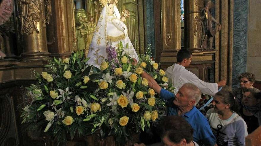 Los peregrinos saludan a la Virgen de los Milagros. // Jesús Regal