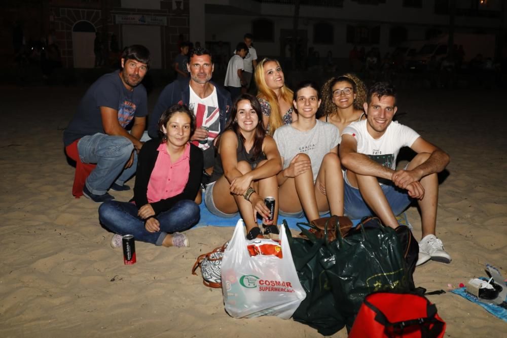 Cientos de personas acuden un año más al arenal de Nigrán para celebrar el inicio del verano entre fuego y diversión.