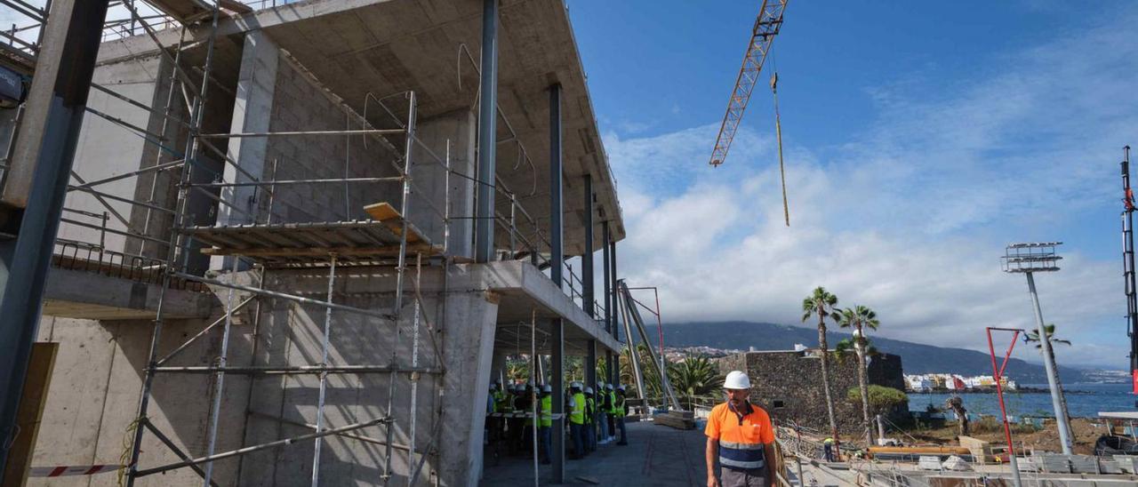 Obras de reconstrucción de las piscinas municipales del Puerto de la Cruz, en el norte de Tenerife.