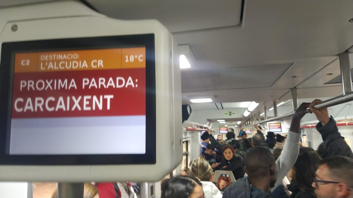 Pasajeros hacinados en uno de los trenes afectados.