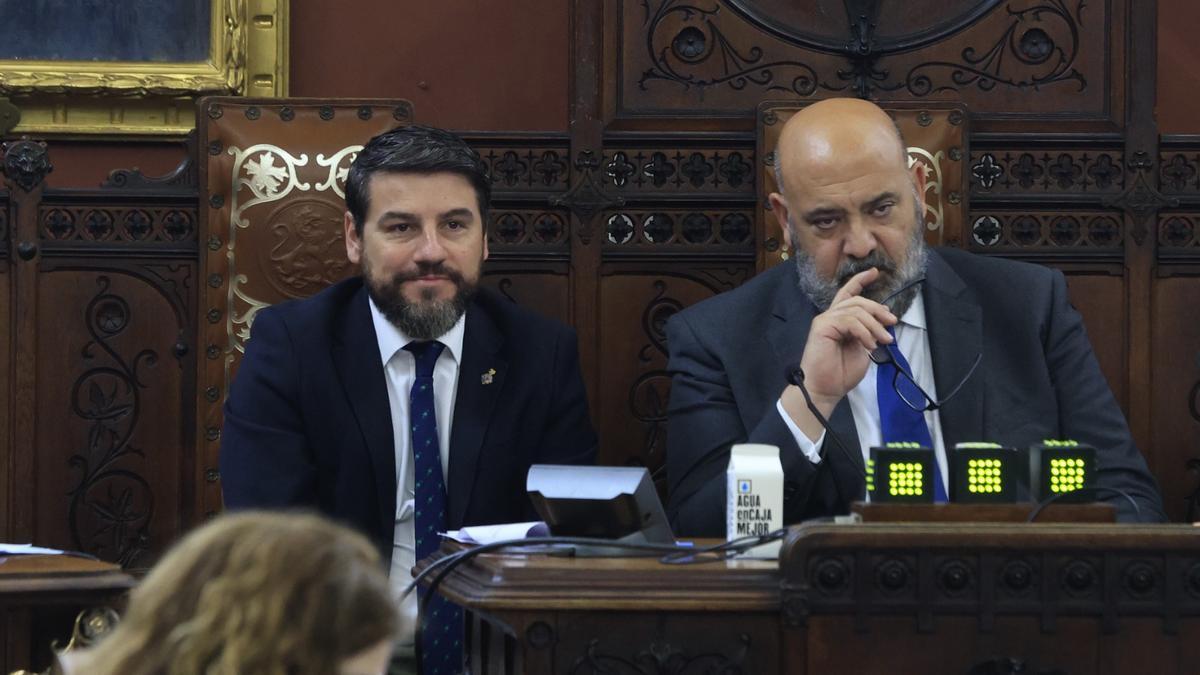 Javier Bonet y Jaime Martínez, durante el pleno de hoy.