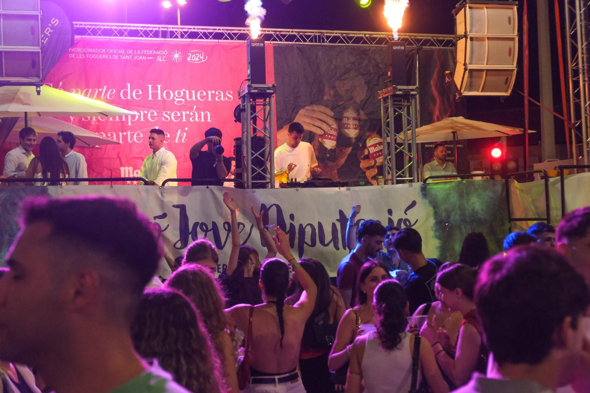 Galería de fotos: así es salir de fiestas en Hogueras de Alicante