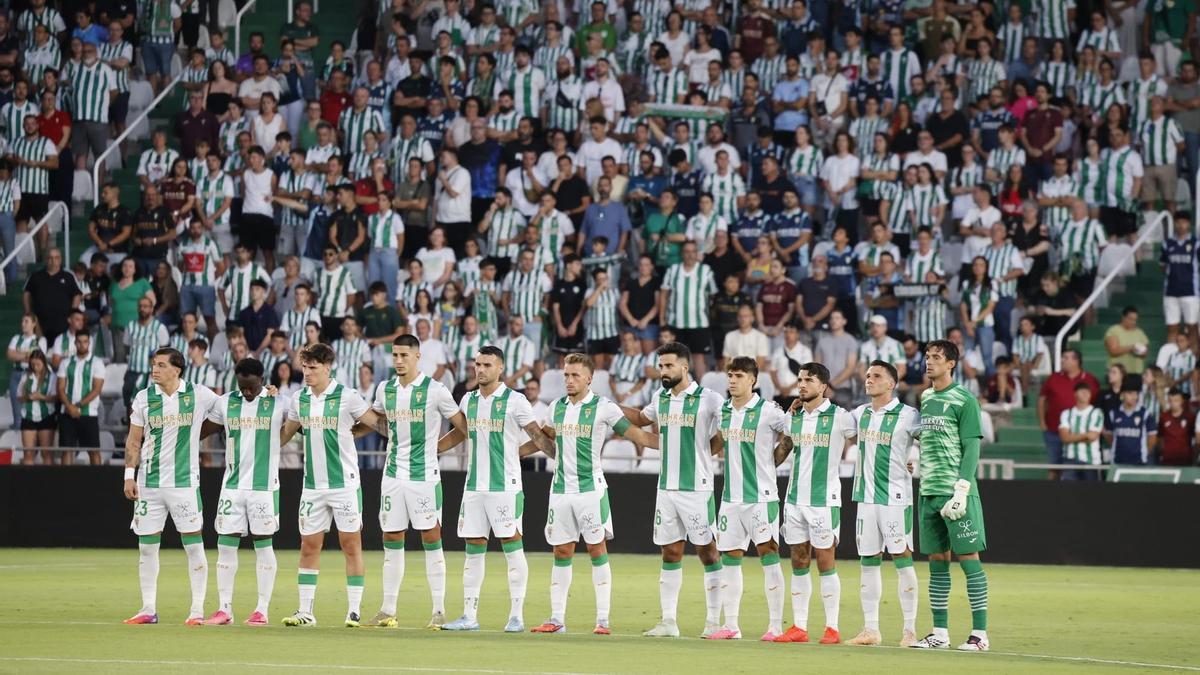 El once inicial del Córdoba CF en su duelo ante el Girona en El Arcángel, con el cordobesismo de fondo.