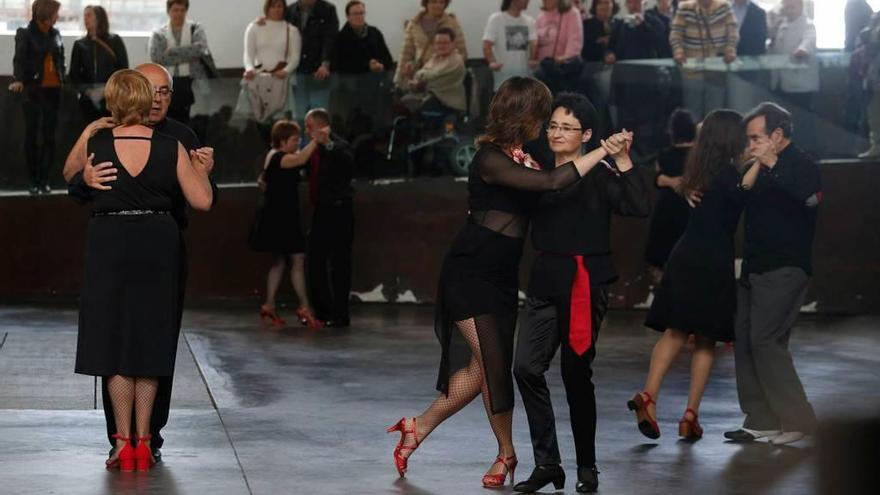 Varias parejas durante el baile de ayer en La Grapa.