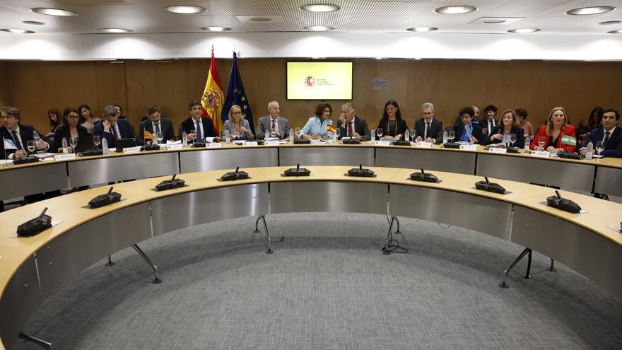 Hacienda abordará el miércoles con las autonomías la quita de deuda y el reparto del impuesto a la banca