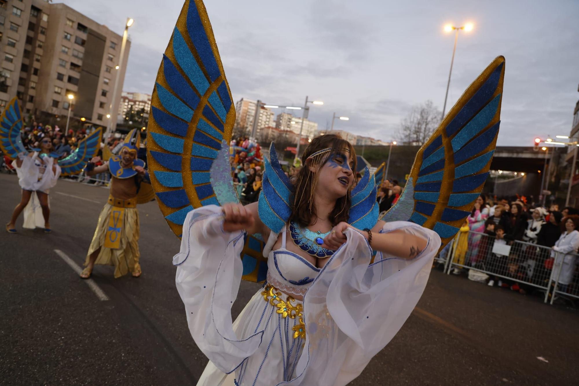 Máscaras, plumas y mucho brillo para disfrutar del fantástico mundo del entroido